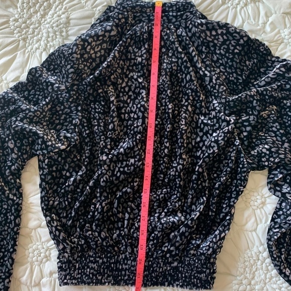 RAMY BROOK Jordyn Velvet Top w/deep-v neckline, Black/Grey Leopard Print Sz XS - Picture 7 of 11